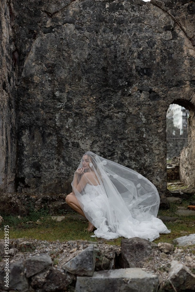 Obraz Experience bridal elegance showcased beautifully among ancient ruins that tell a story