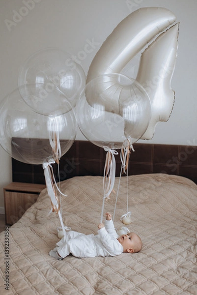 Obraz Mom and son on the couch kissing him. Bento cake with the inscription 4 months and balloons