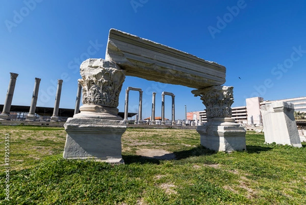 Fototapeta Smyrna agora. With the new works, the ruins of the ancient city began to appear. Agora is located in the center of Izmir. Izmir Turkey
