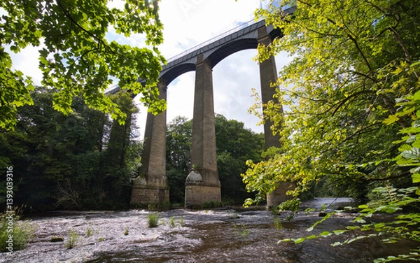 Obraz The Pontcysyllte Aqueduct carries the Llangollen Canal across the River Dee in northeast Wales.
