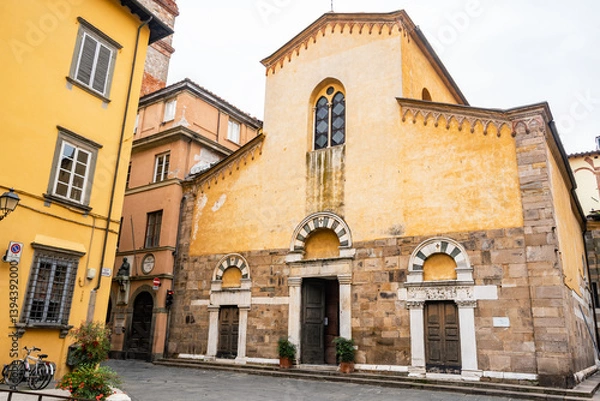 Fototapeta The city of Lucca and the San Salvatore square with its old medieval church