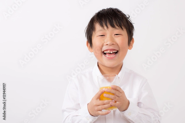 Obraz オレンジジュースを飲む子供