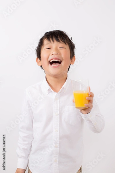 Obraz オレンジジュースを飲む子供