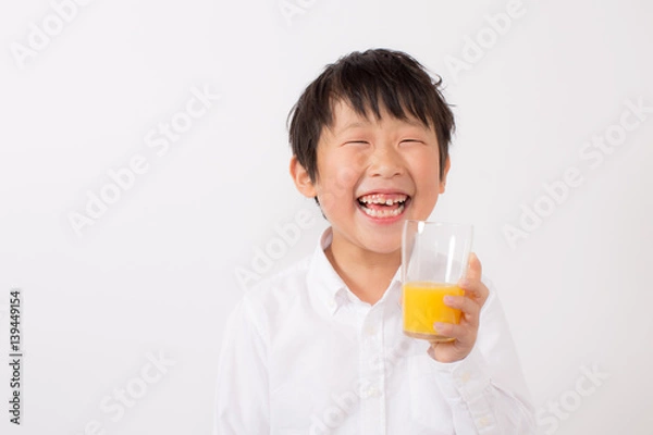 Obraz オレンジジュースを飲む子供