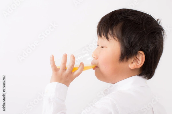 Obraz オレンジジュースを飲む子供