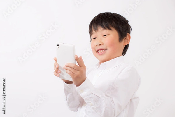 Obraz スマートフォンで遊ぶ子供