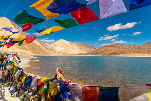 Fototapeta Góry i Pangong tso (jezioro). Jest to ogromne i najwyższe jezioro w Ladakhu i błękitne niebo w tle,