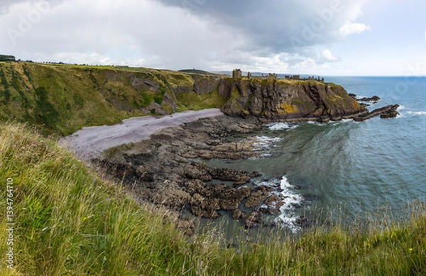 Fototapeta Dunnottar Castle rises in dramatic ruins atop a cliff overlooking the North Sea. Its breathtaking views, rich history, and rugged beauty make it one of Scotland’s most iconic and cinematic locations.