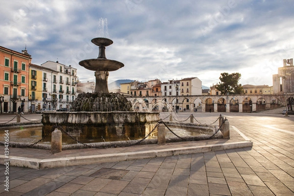 Fototapeta Plac Garibaldiego do centrum Sulmona o zachodzie słońca