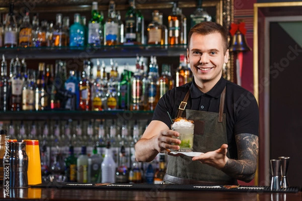 Obraz Wesoły barman daje koktajl klientowi.
