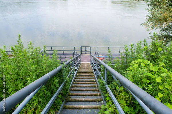 Fototapeta La scala che porta all'imbarcadero sul Po del Transitum Padi lungo la Via Francigena