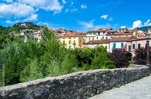 Fototapeta Panorama del borgo di Pontremoli in Toscana, punto tappa della Via Francigena, in una giornata estiva di sole