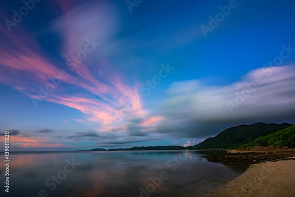 Obraz 夕空に舞う雲の軌跡が美しい石垣島の感動的な風景
