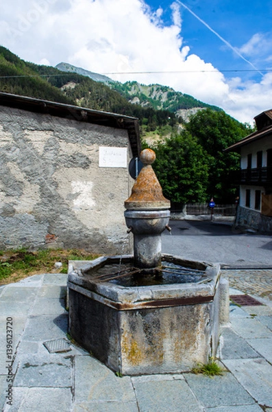 Fototapeta Un fontanile nel borgo di Cesana Torinese in Val di Susa