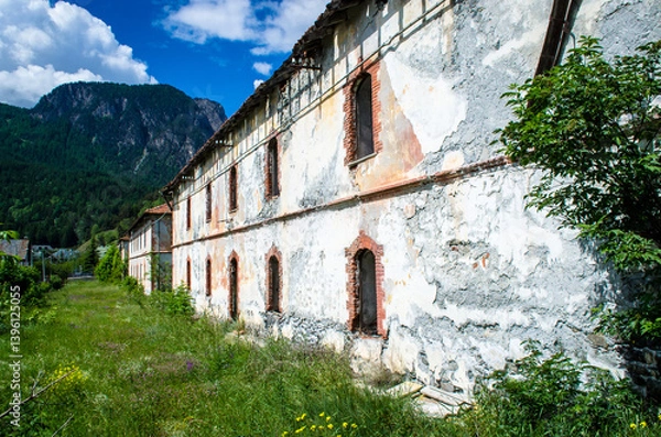 Fototapeta Una caserma abbandonata nel borgo di Cesana Torinese in Val di Susa lungo la Via Francigena