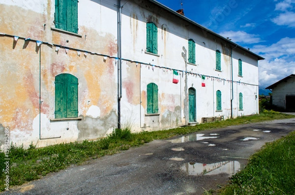 Fototapeta Una caserma abbandonata nel borgo di Cesana Torinese in Val di Susa lungo la Via Francigena