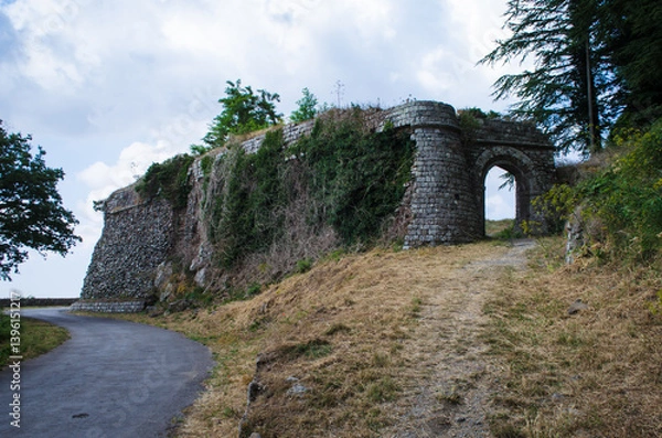 Fototapeta La porta ad arco che attraversa le mura e immette alla Rocca di Radiucofani in Toscana lungo la Via Francigena