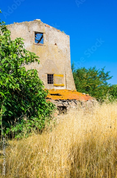 Fototapeta Dettaglio del rudere di un casale nella campagna vicino a Viterbo in una giornata di sole