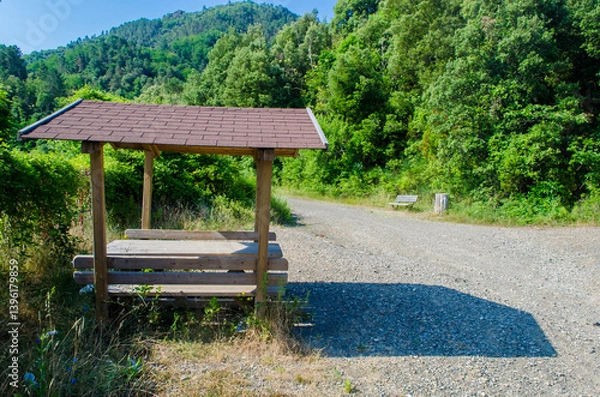 Fototapeta Un'area sosta con tavolo e panche lungo la Via Francigena dalle parti di Sarzana