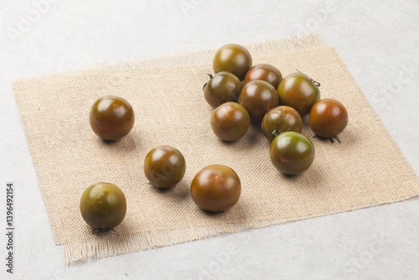Obraz  Tomato is an annual plant of the nightshade family. It grows to a height of 1 to 1.5 meters and has opposite, pinnately compound leaves.