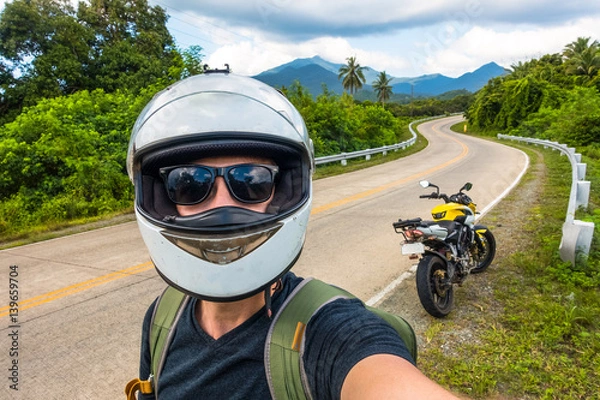 Obraz Selfie rowerzysty z wyspy w kasku i motocyklu w oddali - Puerto Princesa, Palawan - Filipiny