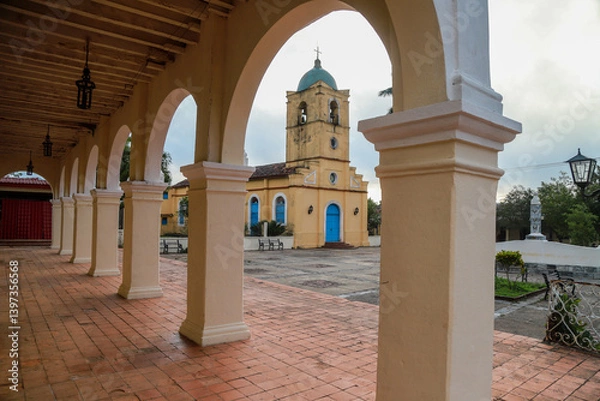 Obraz "Colonial Church and Peaceful Town Square in Viñales, Cuba"