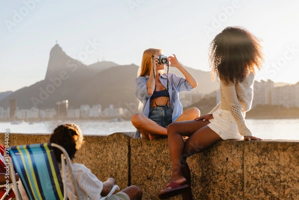 Obraz Tourists enjoying sunset on Urca's Wall with Corcovado Hill view