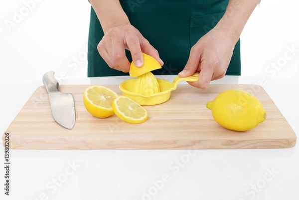 Fototapeta レモンを搾る女性