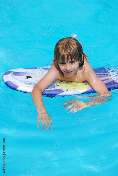 Fototapeta L'Enfant dans la Piscine avec Planche