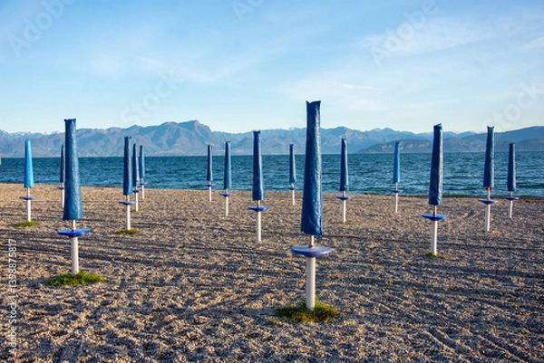 Obraz spiaggia con ombrelloni chiusi