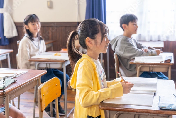Fototapeta 授業を受ける小学生
