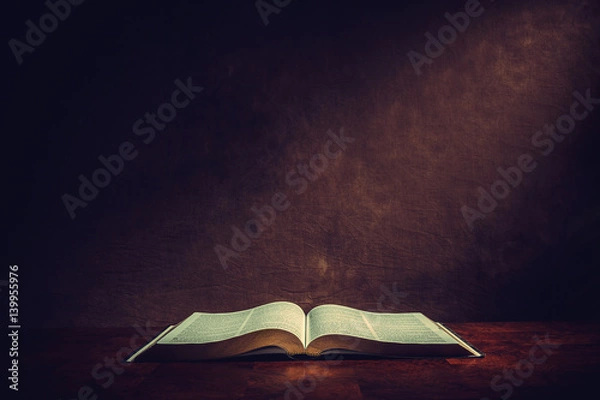 Obraz Otwórz Biblię na biurku