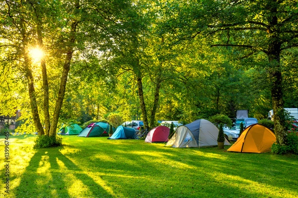 Obraz Namioty Pole namiotowe, wczesny poranek w słońcu