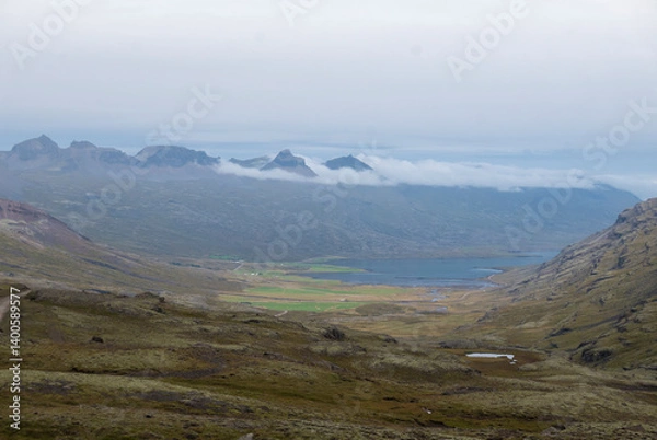 Obraz Icelandic valley with lake, mountains, and cloudy sky.