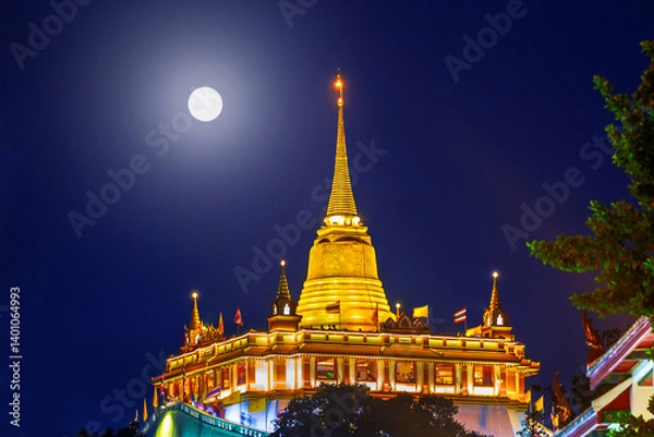 Fototapeta Golden Mountain or Wat Saket Ratcha Wora Maha Wihan at night on full moon day in  Bangkok one of the Landmarks of Thailand