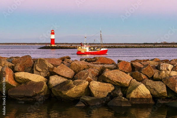 Fototapeta Mole, Molenturm und Fischerboot an der Küste der Ostsee in Warnemünde