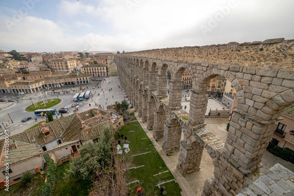 Fototapeta Panoramic View of the Segovia Aqueduct with Tourists Enjoying the Historic Site