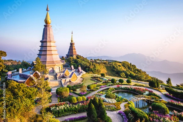Obraz Doi Inthanon, charakterystyczne bliźniacze pagody na górze Inthanon w pobliżu Chiang Mai w Tajlandii.