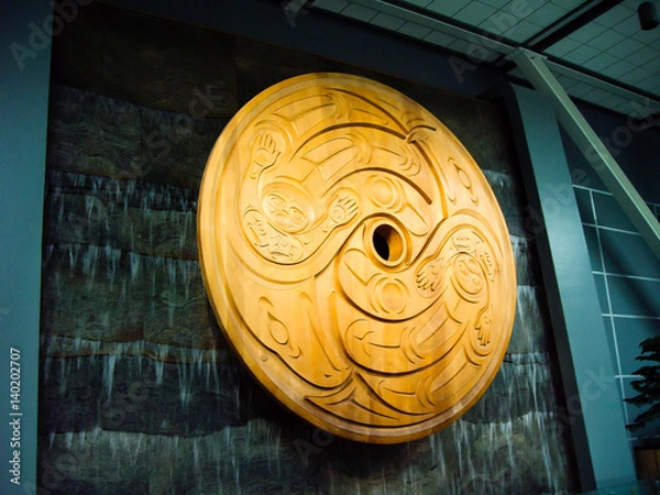 Fototapeta バンクーバー空港の木彫りのオブジェ（カナダ）