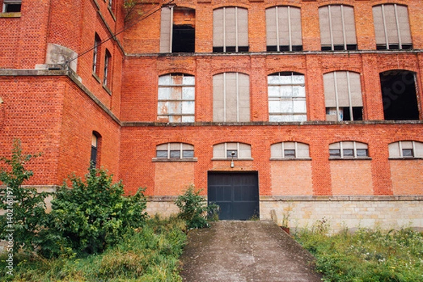 Fototapeta Vieille usine abandonnée à Vincey dans les Vosges. Passé industriel français. Vieille manufacture abandonnée. Urbex. bâtiment abandonné. Manufacture du XIXème siècle. Vincey, Vosges, Lorraine