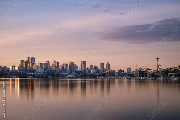 Fototapeta Morning light falls over Lake Union and the Seattle skyline with reflection