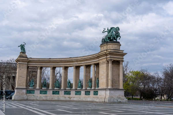 Fototapeta Heroes Square or hosok tere in Budapest, Hungary, Europe. Millennium monument with statues featuring Seven chieftains of the Magyars. Memorial sone of heroes. Tomb of the unknown soldier