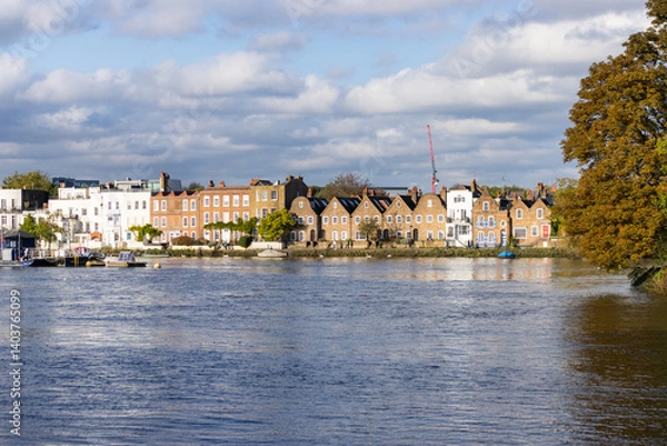 Fototapeta Attractive waterside properties of Strand on the Green in Chiswick viewed from Kew Green on banks of River Thames