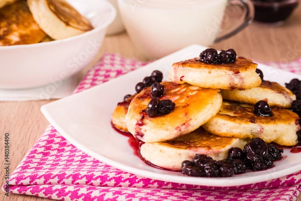 Fototapeta Домашние жареные оладья с вареньем из черной смородины
