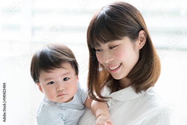 Obraz 赤ちゃんを抱いた女性看護師