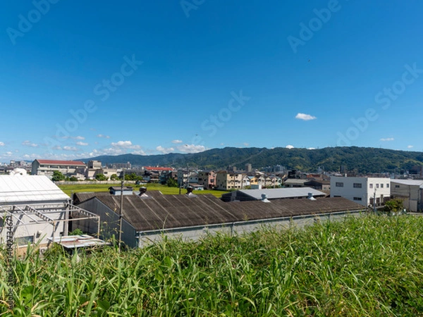 Fototapeta 大和川堤防から見る街と山の風景