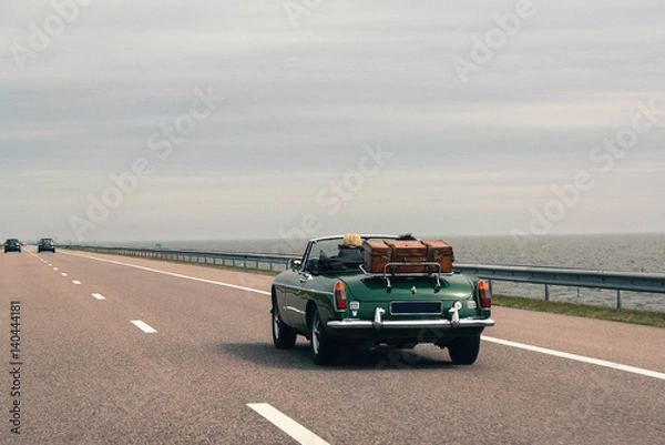 Obraz Podróżujcie razem samochodem, kabrioletem retro, bagażem vintage