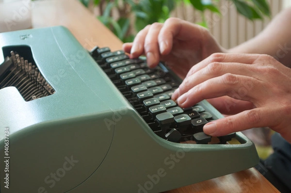 Fototapeta détail mains d'homme sur clavier de machine à écrire ancienne