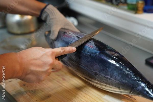 Obraz 魚を捌く男性の手