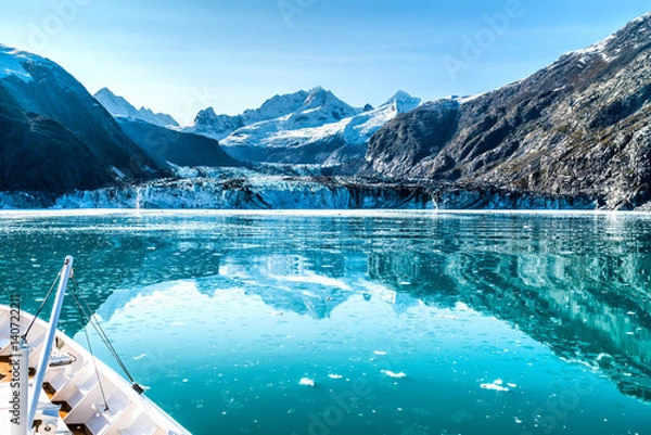 Fototapeta Rejs statkiem po zatoce Glacier Bay w kierunku lodowca Johns Hopkins na Alasce w USA. Panoramiczny widok latem.